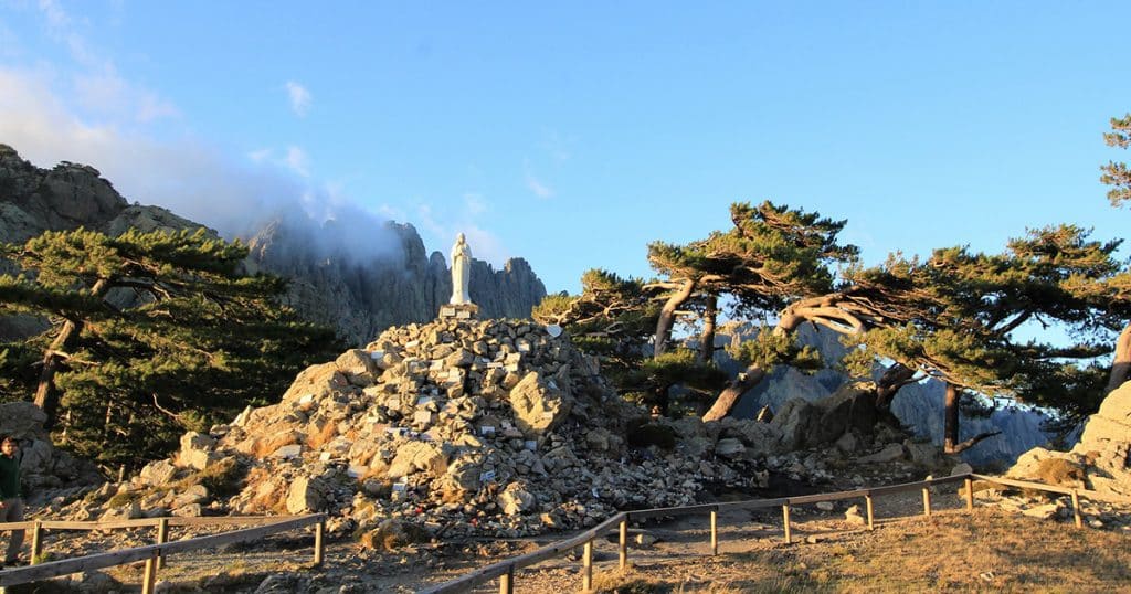 la statue de la vierge aux aiguilles de bavella